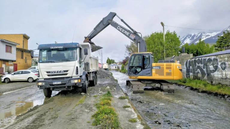 La Municipalidad interviene el arroyo Buena Esperanza luego del desborde