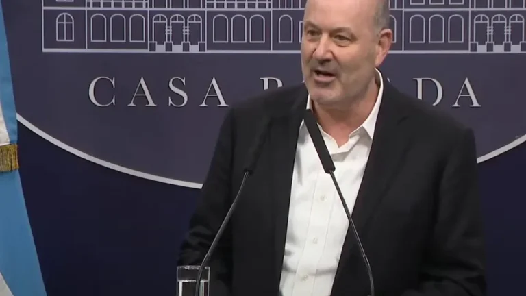 Sturzenegger defendió la apertura comercial y cuestionó el argumento de la “cancha desnivelada” en la industria textil