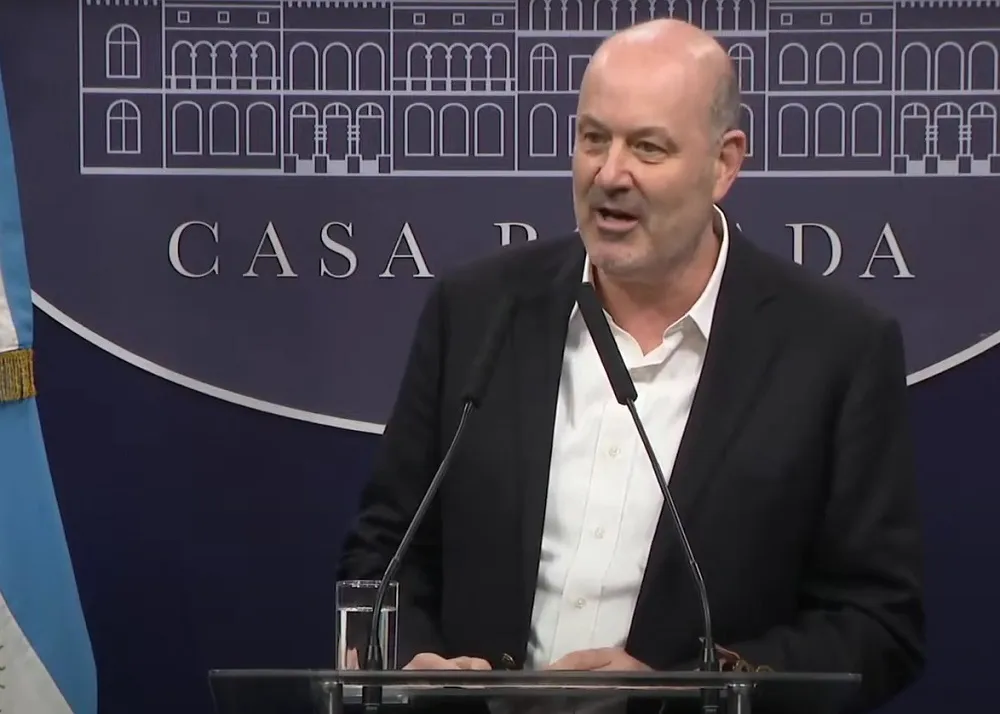 Sturzenegger defendió la apertura comercial y cuestionó el argumento de la “cancha desnivelada” en la industria textil