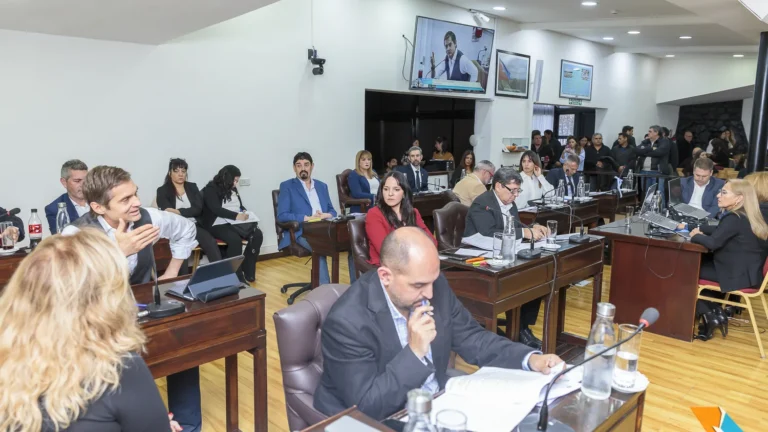 La Legislatura aprobó el goteo diario a municipios en medio de un debate con fuertes cruces