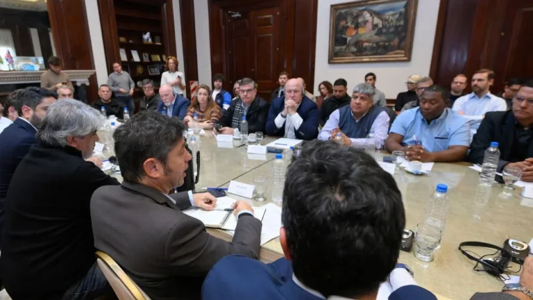 Kicillof se muestra con Moyano y empieza a mover fichas rumbo a 2027 frente al avance de Milei