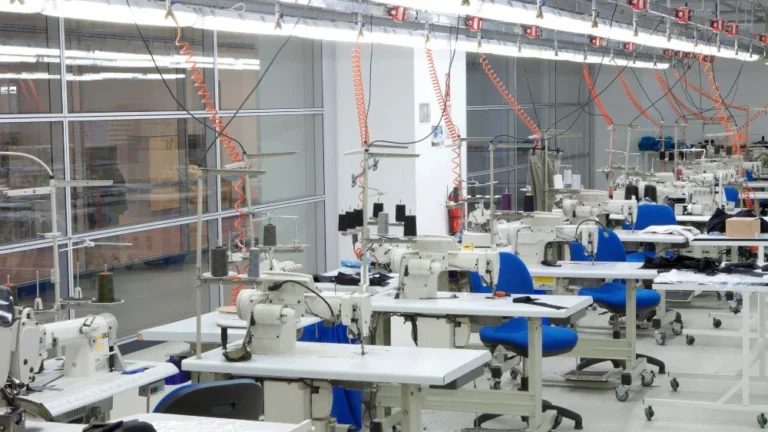 Doble freno en la actividad económica: la industria y la construcción volvieron a caer en abril