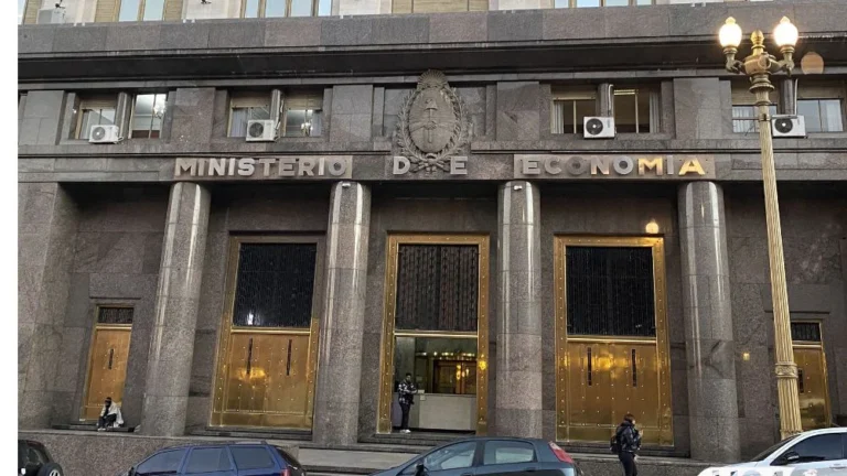 El Gobierno refinancia deuda con el Banco Central y emite una nueva letra en dólares por USD 3,8 millones