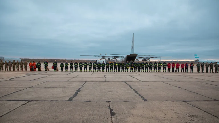 Argentina envió nuevos rescatistas a Venezuela para continuar la búsqueda de desaparecidos tras terremotos
