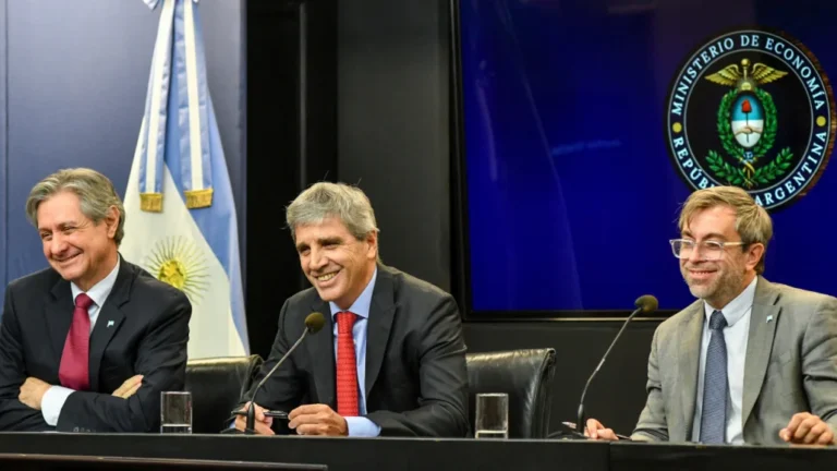 El Gobierno presentó su plan financiero 2026-2027 y aseguró que no necesitará endeudarse en Wall Street