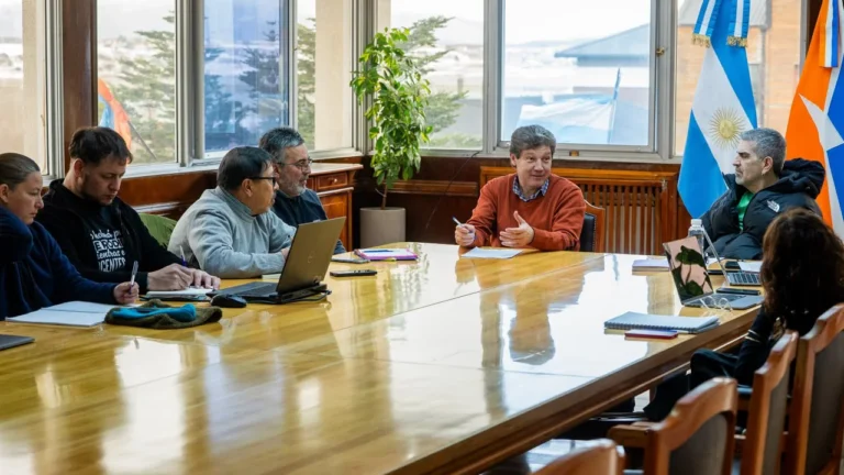 Conflicto docente | Melella anunció por decreto la emergencia salarial docente en Tierra del Fuego